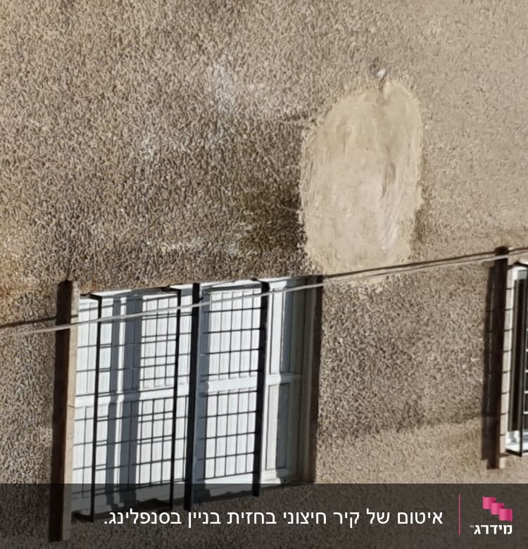 קיר בניין עם חלון וסורגים